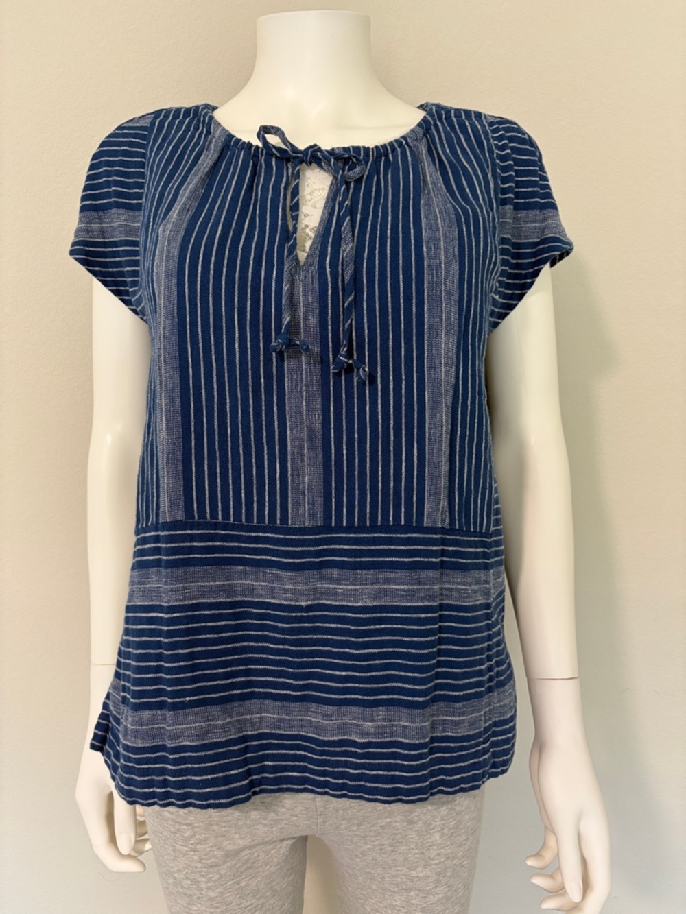 NWT $45 Ann Taylor Loft XS Women’s Blue Striped Tie-Neck Top